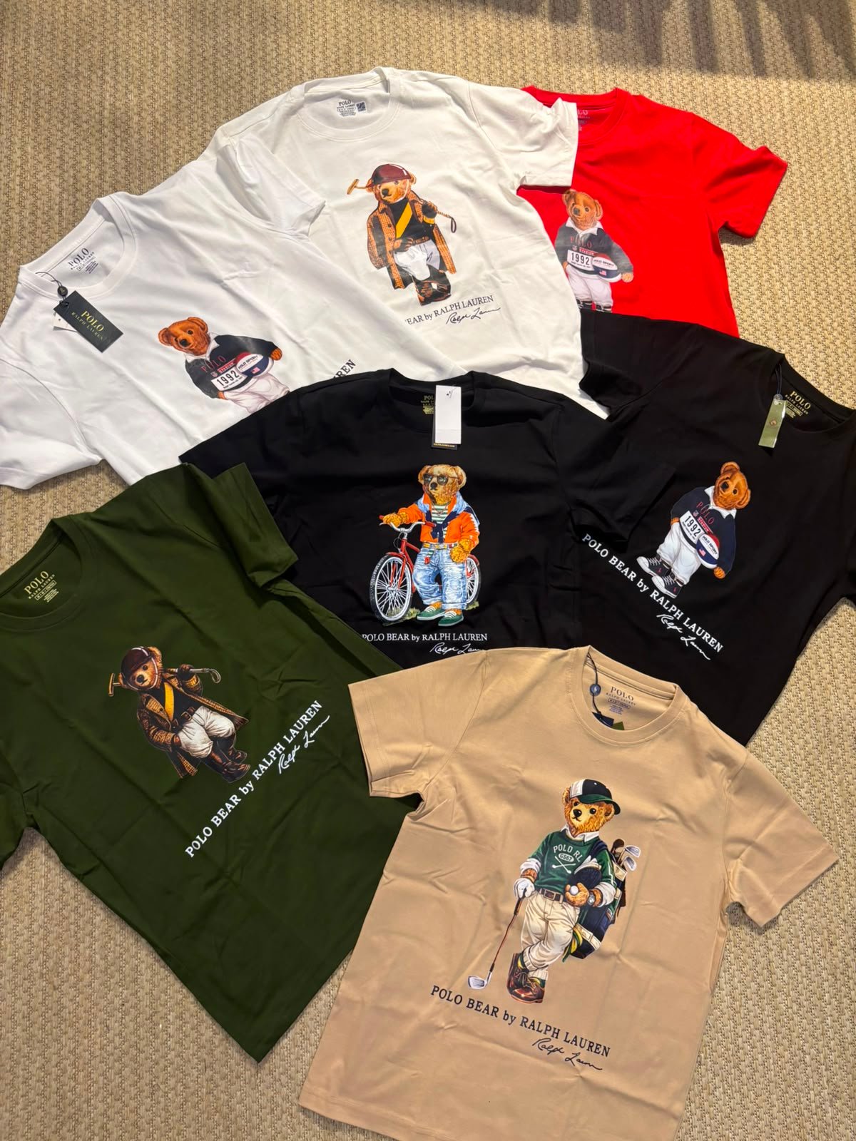 Camiseta Polo Bear Ralph Lauren em branco, vermelho, preto, verde e bege