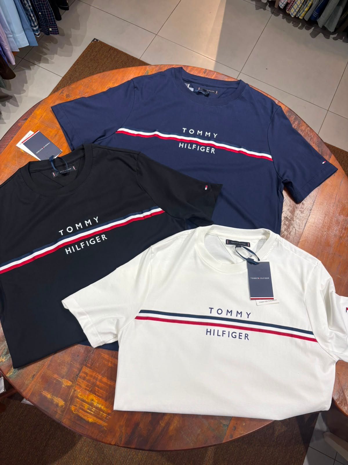 Camisetas Tommy Hilfiger em azul marinho, preto e branco