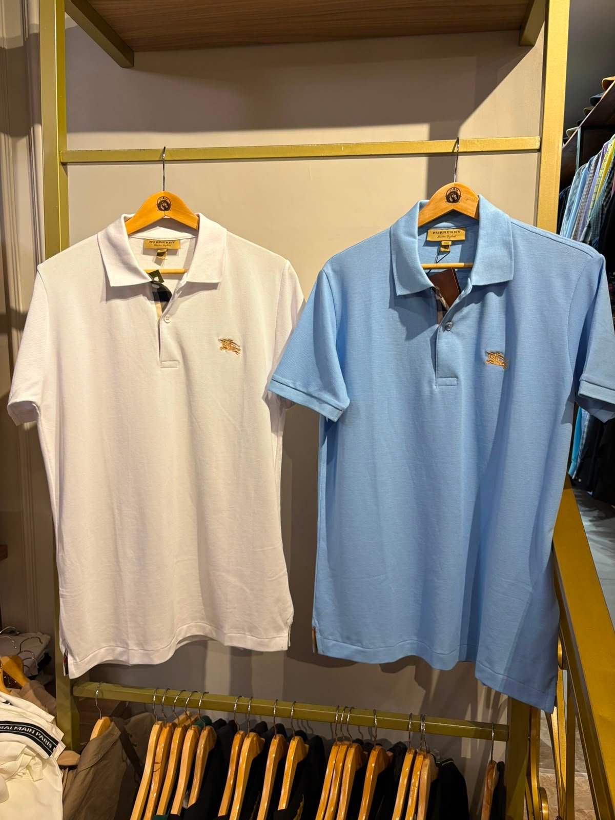 Polo Burberry em branco e azul claro