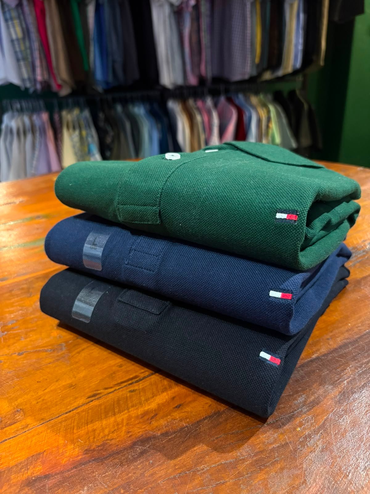 Polo Tommy Hilfiger em verde, azul marinho e preto