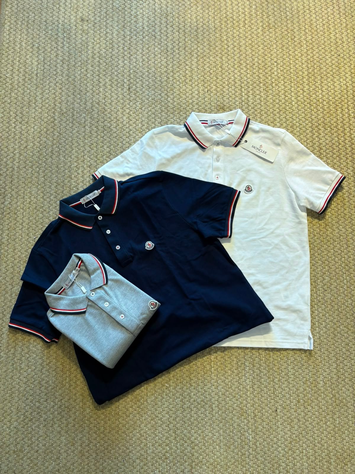 Polos Moncler em branco, azul marinho e cinza