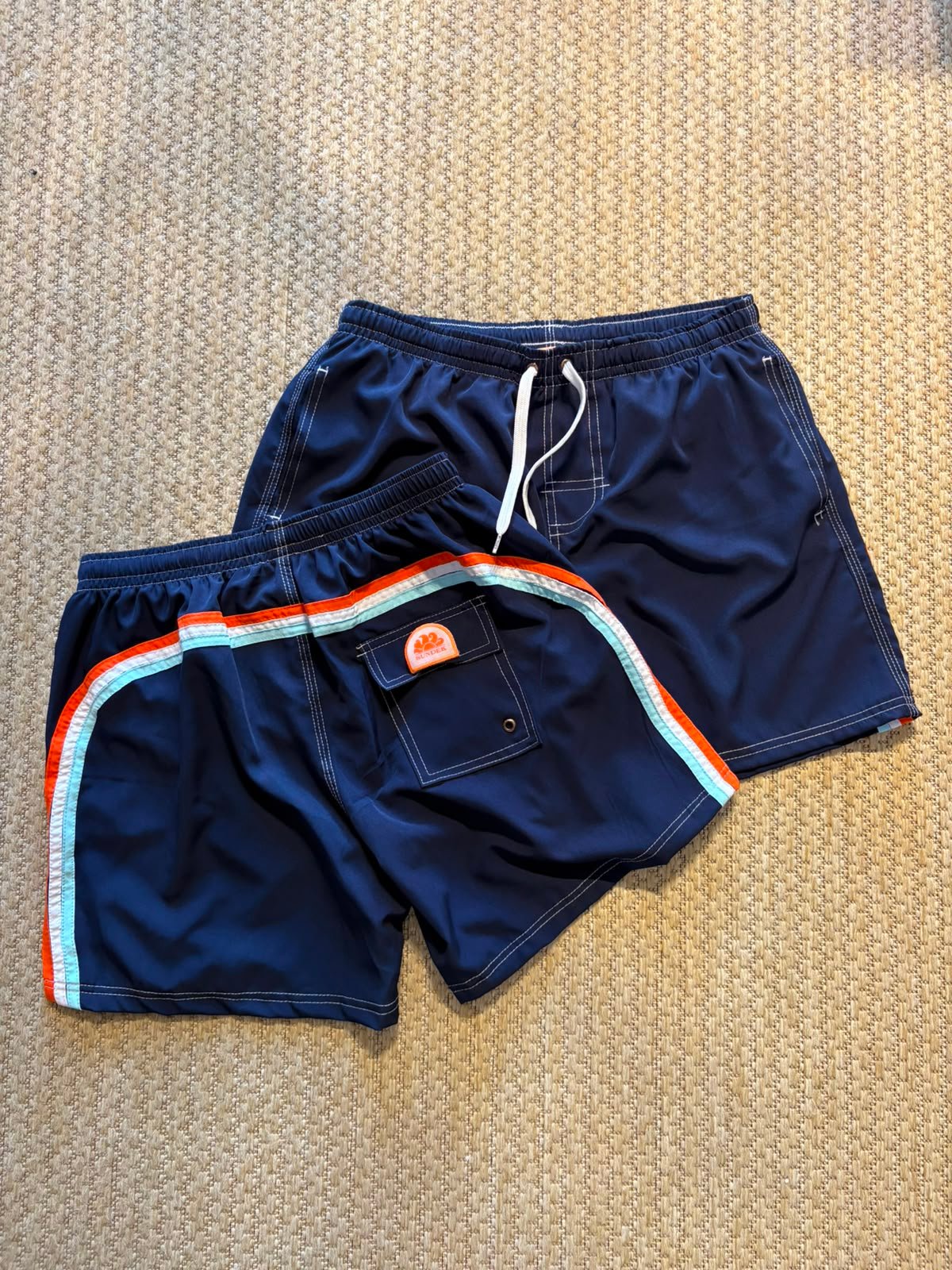 Shorts Sundek azul marinho com listras coloridas